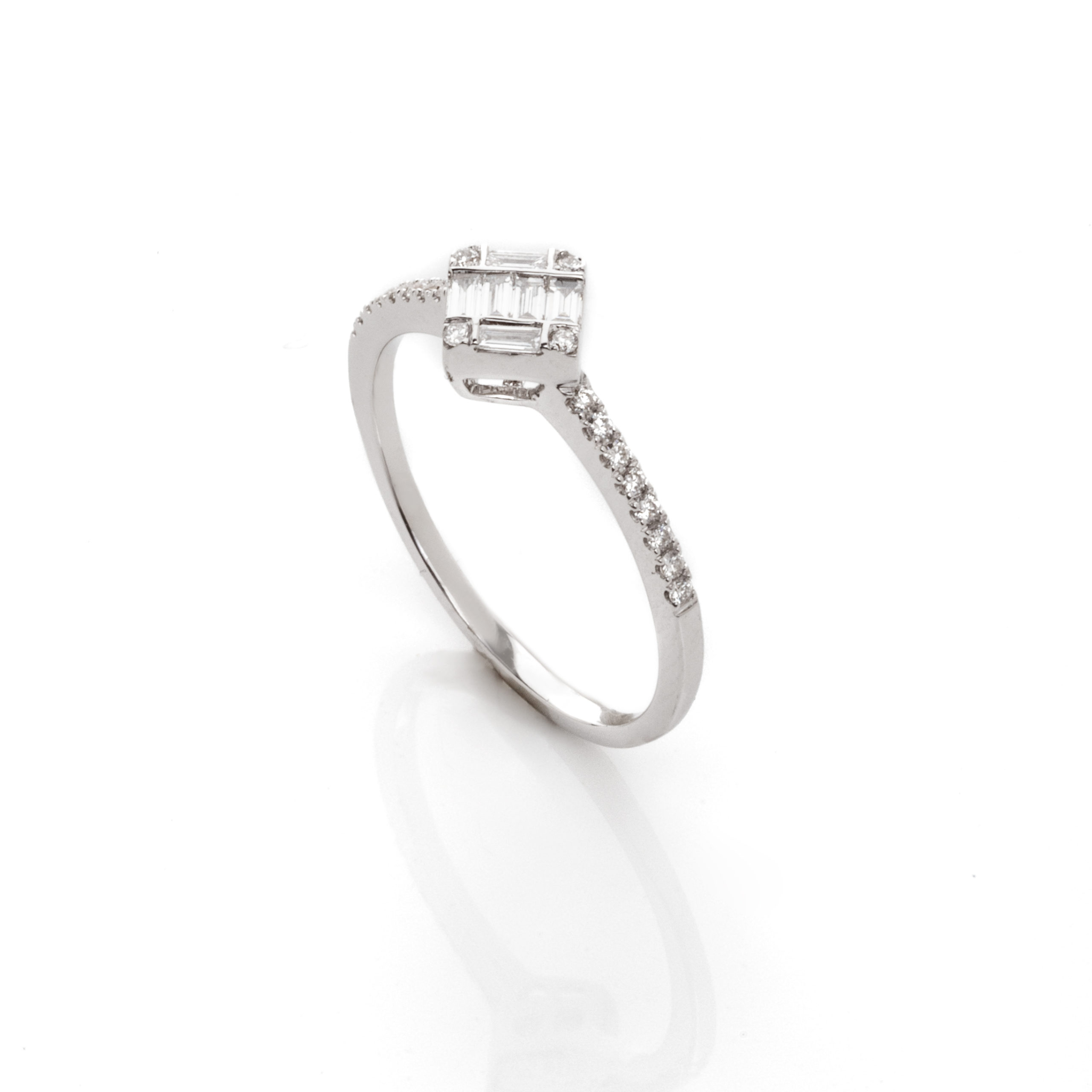 Λευκόχρυσο Δαχτυλίδι Ιllusion σε Σχήμα Ρόμβου με Διαμάντια (0.25ct)