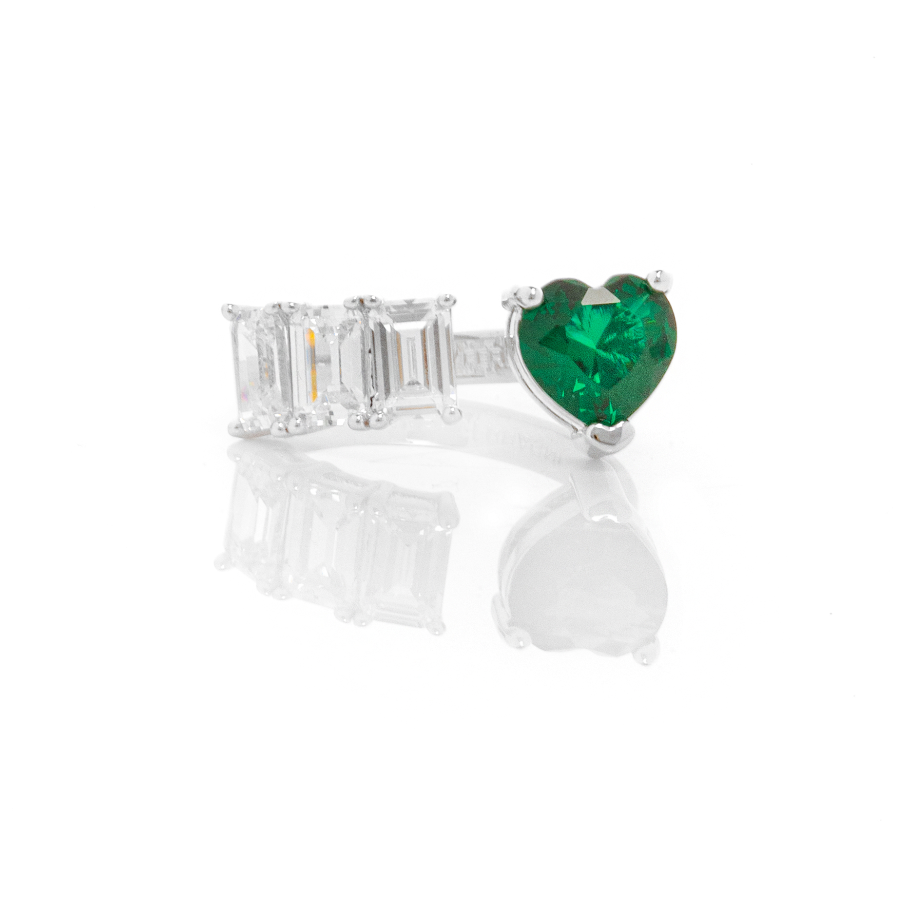 Δαχτυλίδι Chiara Ferragni με Πράσινη Καρδιά και Λευκές Πέτρες