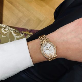 Nothing is more classy than a gold Chopard watch 🤍
#orovildiridis #vildiridis #chopardwatch #chopard #highjewelry #diamond #rosegoldwatch #blackandwhite